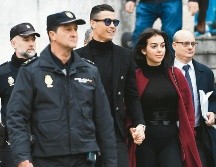 Cristiano Ronaldo salió de los tribunales mostrando una sonrisa de satisfacción después de solucionar sus problemas fiscales en España. AFP / P. Marcou