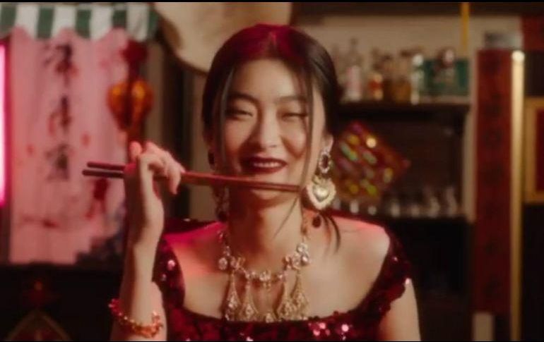 En los vídeos se ve a la modelo comer platillos típicos de la cocina italiana con palillos chinos. INSTAGRAM / @dolcegabbana