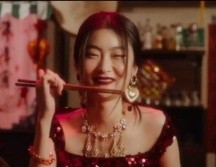 En los vídeos se ve a la modelo comer platillos típicos de la cocina italiana con palillos chinos. INSTAGRAM / @dolcegabbana