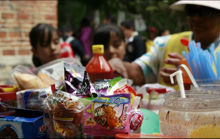 En un estudio se detectó que los niños con problemas de obesidad y sobrepeso prefieren comer dulces, golosinas, fritura y bebidas azucaradas, y no incluyen vegetales y frutas. EL INFORMADOR / ARCHIVO