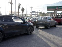 Ayer martes las gasolineras de Monterrey lucieron abarratodas ante el rumor de desabasto. SUN / ARCHIVO