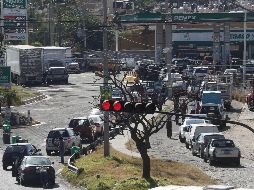 Alfaro compartió un video en su cuenta de Twitter donde se ven las largas filas de automóviles que se han registrado en la ZMG ante el desabasto. EL INFORMADOR / ARCHIVO