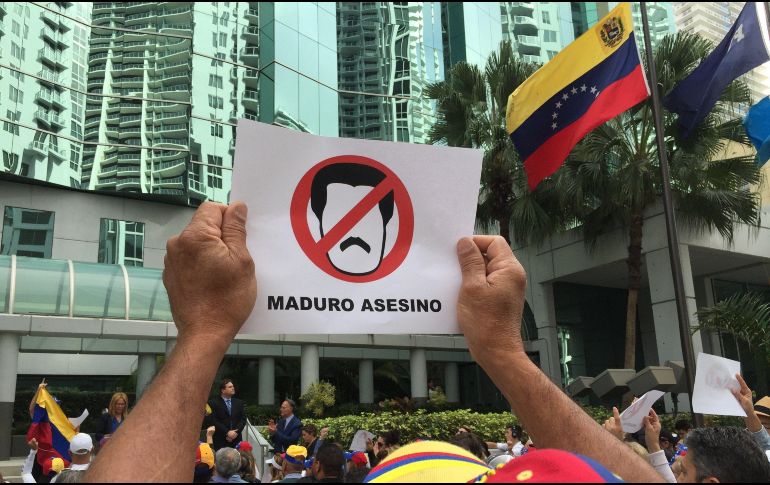 Un hombre sostiene una pancarta en contra de Maduro durante su participación en una manifestación frente a la sede del consulado general de Venezuela en Miami, Florida. EFE  / A. Mengotti