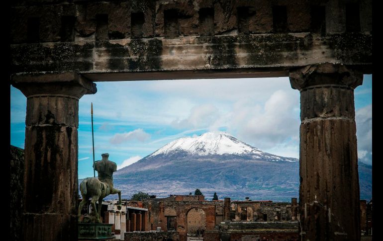 El volcán Vesubio luce enmarcado por las ruinas de la zona arqueológica de Pompeya, en Italia. AP/ANSA/C. Abbate