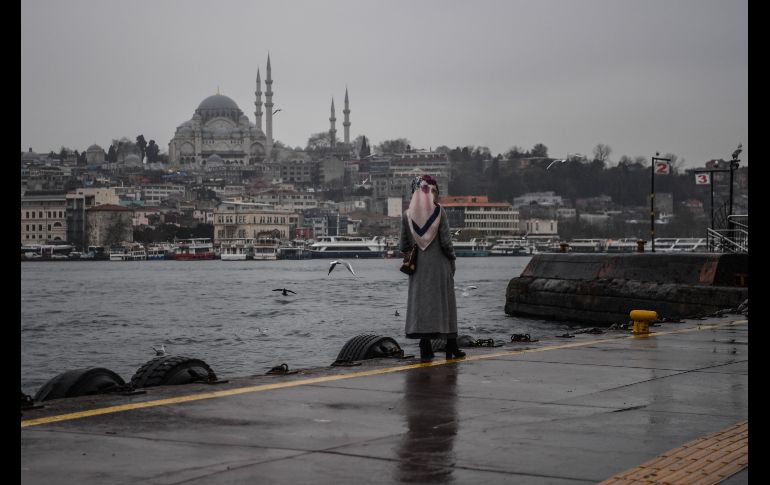 Una mujer aguarda la llegada de un ferry junto al estrecho del Bósforo, en la ciudad turca de Estambul. AFP/O. Kose