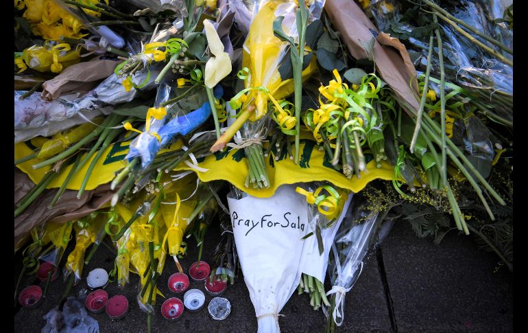 Flores y velas dejadas en la plaza principal de Nantes, Francia, como apoyo al futbolista argentino Emiliano Sala, luego de que desapareció el avión en que se trasladaba sobre el Canal de la Mancha. AFP/L. Venance
