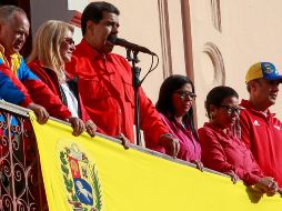 El presidente de Venezuela, Nicolás Maduro (c), da un discurso frente a simpatizantes junto a su esposa Cilia Flores. EFE/C. Hernández