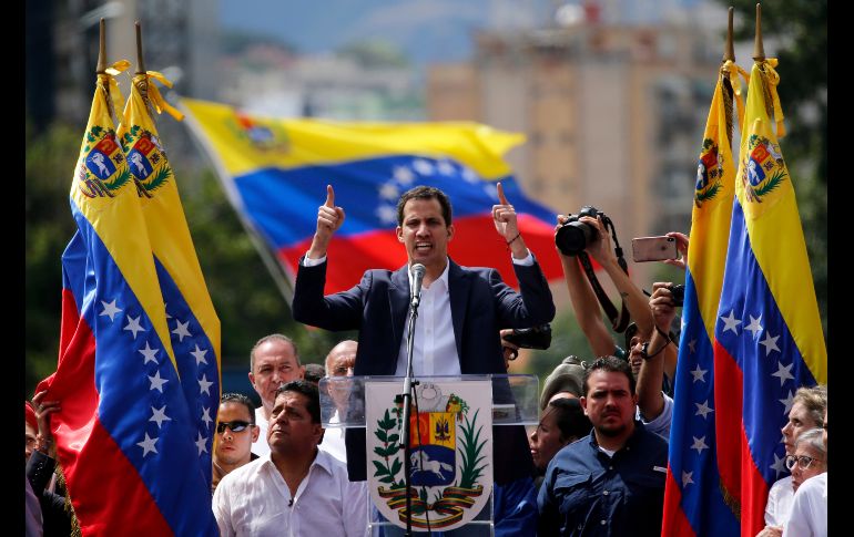 El líder opositor y presidente de la Asamblea Nacional, Juan Guaidó, se declaró 