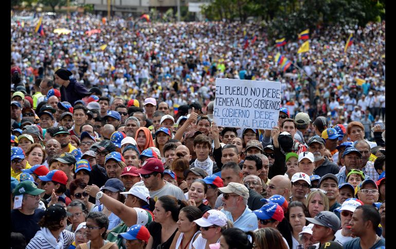 Cientos de miles de venezolanos salieron a manifestarse hoy en Caracas y estados del país en contra de Nicolás Maduro, en el marco de una movilización convocada por la oposición para desconocer la legitimidad del segundo mandato del presidente, que acaba de comenzar.