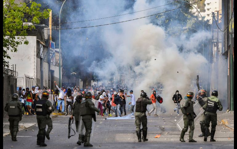 Policías lanzaron gases lacrimógenos a manifestantes opositores en distintos sectores de la ciudad.