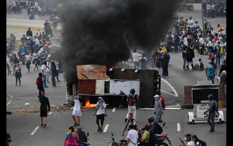 Habitantes incendiaron un vehículo durante las protestas en Caracas.