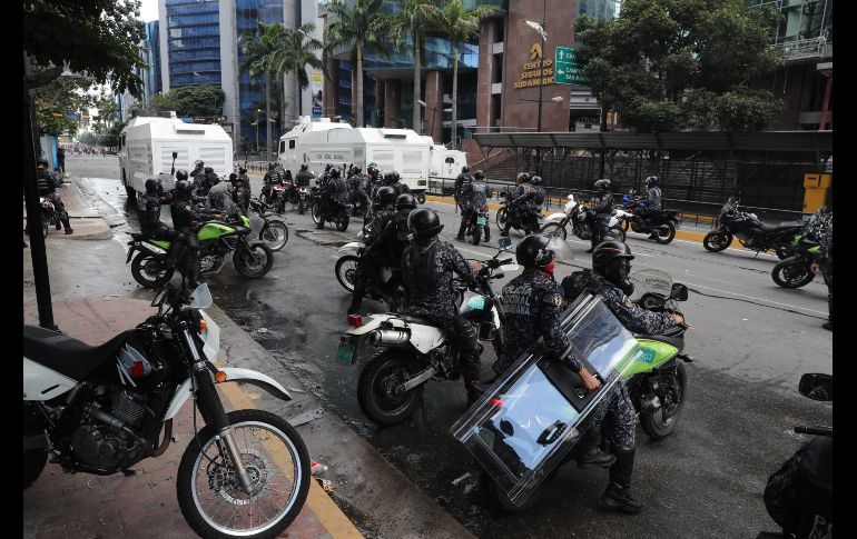 Elementos de la Policía Nacional Bolivariana se despliegan durante una protesta.