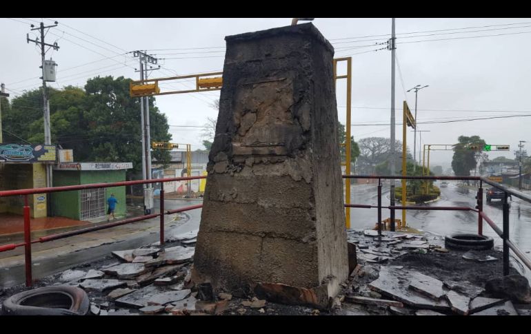 Desde ayer se registraron protestas en varias ciudades. Los restos de una estatua del falleciod presidente Hugo Chávez que fue quemada en la ciudad de Guayana, en el estado de Bolívar. AFP/P. Ostos