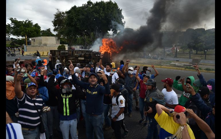 Habitantes cantan consignas contra el gobierno de Maduro.