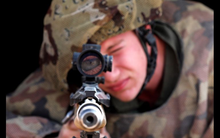 Un francotirador israelí mira por la mirilla de su rifle durante la simulación de un combate con Hizbulá en el desierto de Arava, donde se ha reconstruido un pueblo libanés cerca de la base militar Shizafon en el sur de Israel. EFE/A. Sultan