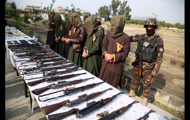 Miembros del ejército afgano escoltan a un grupo de militantes acusados de planear atentar contra el gobierno y las fuerzas de seguridad en Jalalabad, Afganistán. De los seis detenidos, dos de ellos son talibanes y los otros cuatro miembros del Estado Islámico. EFE/G. Habibi