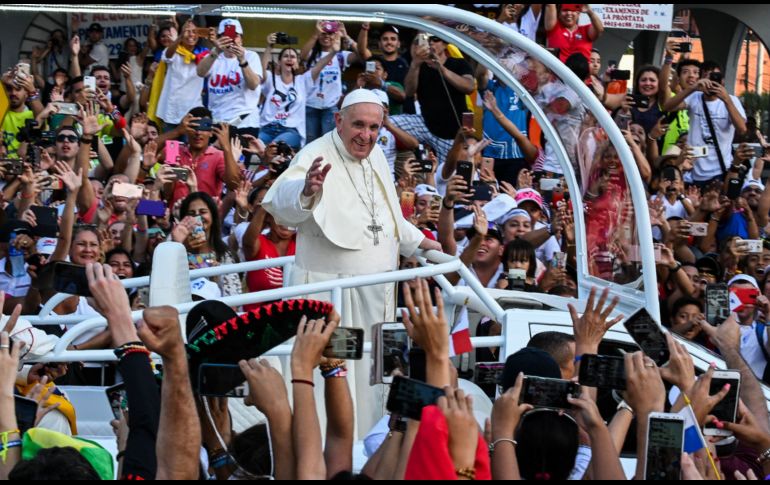 El Papa Francisco (c) saluda desde el papamóvil tras llegar a la Ciudad de Panamá. El Papa participará en la Jornada Mundial de la Juventud, que ha congregado a decenas de miles de peregrinos en el país centroamericano. AFP/L. Acosta