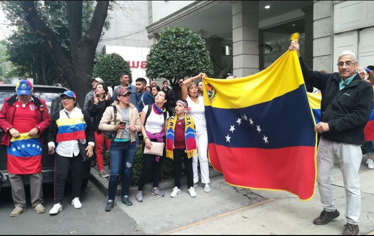 Los asistentes manifestaron que la asunción de Guaidó representa una esperanza para volver a su país. TWITTER/@zeregag