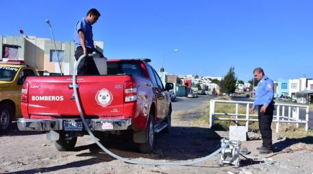 Los bomberos lograron extraer más de 150 litros de líquido del subsuelo, aunque solamente el 10 por ciento del mismo es combustible. ESPECIAL