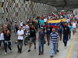 Opositores se manifiestan en contra del presidente de Venezuela, Nicolás Maduro, este miércoles en Caracas. EFE/C. Hernández