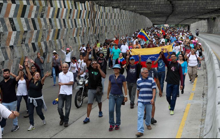 Opositores se manifiestan en contra del presidente de Venezuela, Nicolás Maduro, este miércoles en Caracas. EFE/C. Hernández