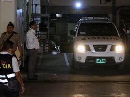 El vehículo que traslada a Alberto Fujimori sale de la clínica particular Centenario, en la que estuvo internado 112 días, rumbo al penal de Barbadillo. EFE/E. Arias