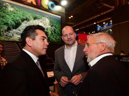 El gobernador de Campeche, Alejandro Moreno Cárdenas (izquierda), inauguró el pabellón de México en la Fitur. NOTIMEX