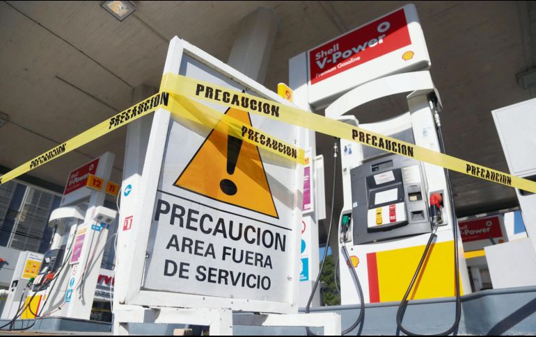 A los habitantes de la Zona Metropolitana de Guadalajara les es difícil encontrar estaciones de servicio en las que puedan llenar el tanque. EFE/Archivo