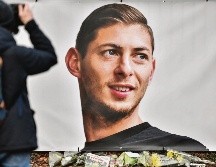 En Francia y otros puntos del mundo se han montado ofrendas en las que la gente desea que Emiliano Sala, ex jugador del Nantes, aparezca con vida. AFP