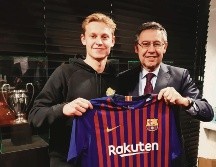 De Jong recibió la visita de Josep María Bartomeu, presidente del Barcelona. EFE