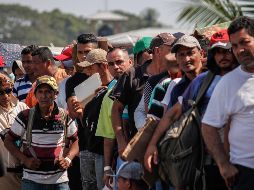 Los migrantes recorren 129 kilómetros de Matías Romero, Oaxaca, a Sayula de Alemán, Veracruz, donde prevén llegar hoy mismo. EFE / L. Villalobos
