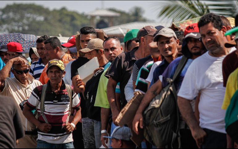 Los migrantes recorren 129 kilómetros de Matías Romero, Oaxaca, a Sayula de Alemán, Veracruz, donde prevén llegar hoy mismo. EFE / L. Villalobos