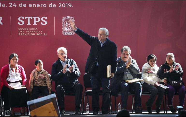 López Obrador habla ante sus seguidores en el patio de la escuela Carlos I. Betancour, donde se desarrolló el evento. SUN/J. Reyes