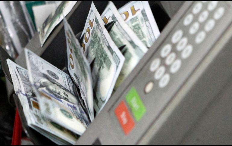 El dólar se vendió cuatro centavos menos en relación con el cierre de ayer. EL INFORMADOR/ARCHIVO