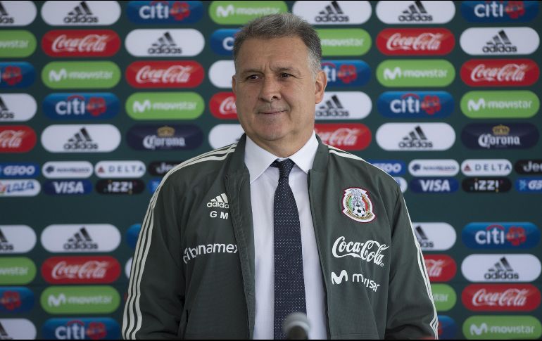 Martino es acompañado por el secretario técnico de la Femexfut, Guillermo Cantú, y el director deportivo de Selecciones Nacionales, Gerardo Torrado. MEXSPORT/ARCHIVO