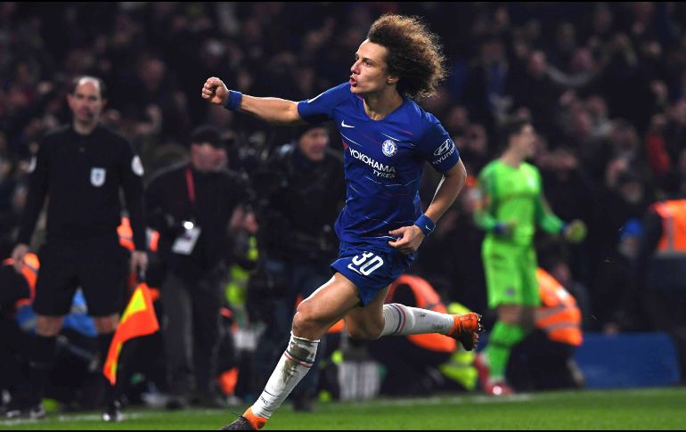 El defensor de Chelsea David Luiz celebra tras anotar el penalti que decide el partido. EFE/F. Arizzabalaga