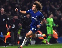 El defensor de Chelsea David Luiz celebra tras anotar el penalti que decide el partido. EFE/F. Arizzabalaga