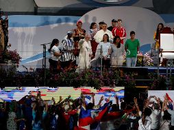 El Papa Francisco saluda durante la ceremonia de acogida de la Jornada Mundial de la Juventud que se celebra este jueves en el campo Santa María La Antigua. EFE/E. Biba