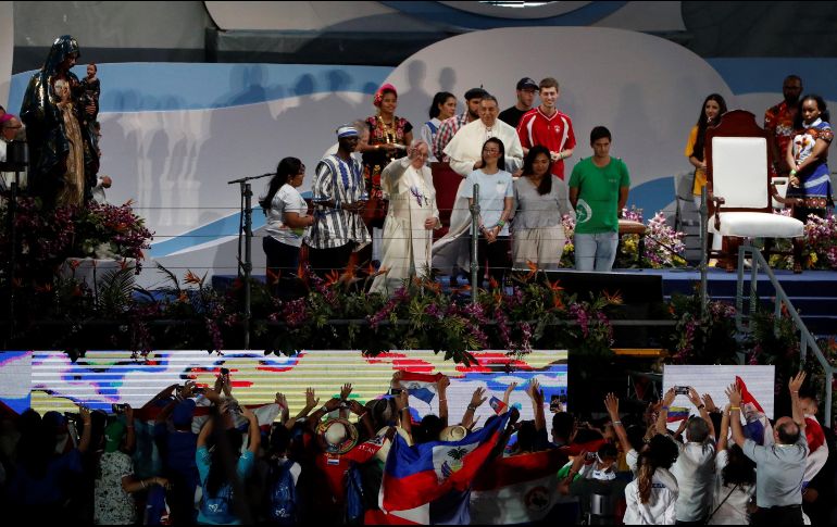 El Papa Francisco saluda durante la ceremonia de acogida de la Jornada Mundial de la Juventud que se celebra este jueves en el campo Santa María La Antigua. EFE/E. Biba