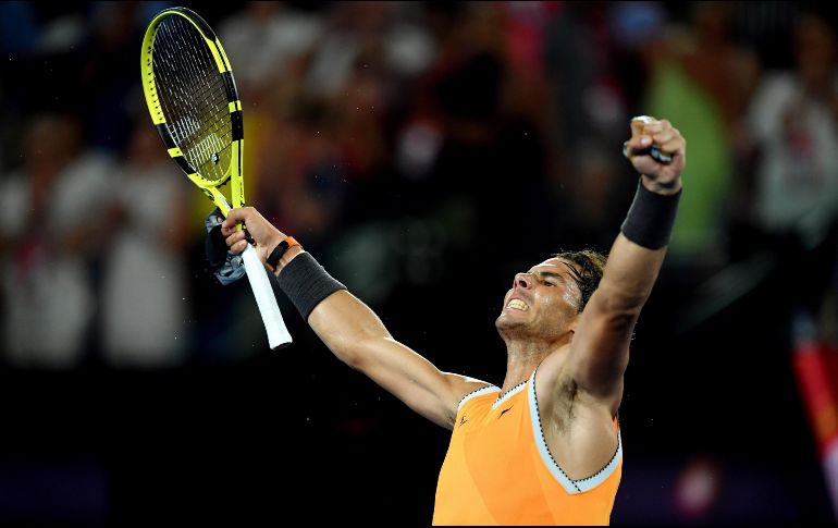 Rafael Nadal celebra tras derrotar 6-2, 6-4 y 6-0 a Stefanos Tsitsipas y conseguir su boleto a la Final del Abierto de Australia. EFE / L. Coch
