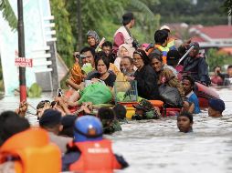 El nivel del agua llegó a alcanzar los dos metros de altura, dejando casi cinco mil casas inundadas y dañadas. AP / M. Syachban