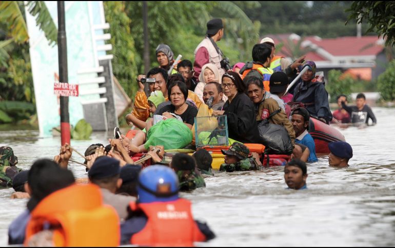 El nivel del agua llegó a alcanzar los dos metros de altura, dejando casi cinco mil casas inundadas y dañadas. AP / M. Syachban