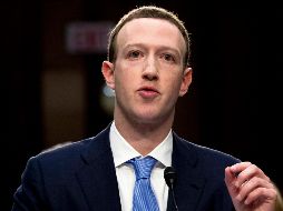 Mark Zuckerberg responde a crísitas recurrentes de la red social como los datos personales y las noticias falsas.  AP / ARCHIVO