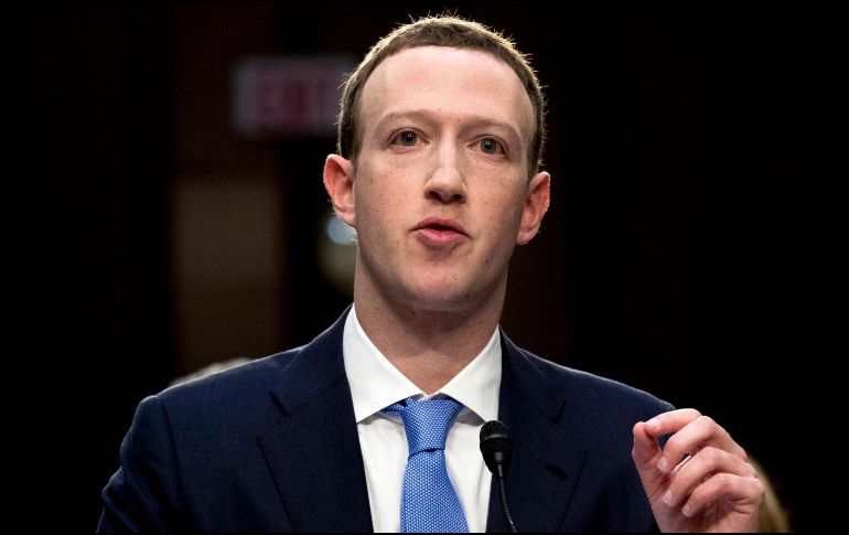 Mark Zuckerberg responde a crísitas recurrentes de la red social como los datos personales y las noticias falsas.  AP / ARCHIVO