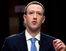 Mark Zuckerberg responde a crísitas recurrentes de la red social como los datos personales y las noticias falsas.  AP / ARCHIVO