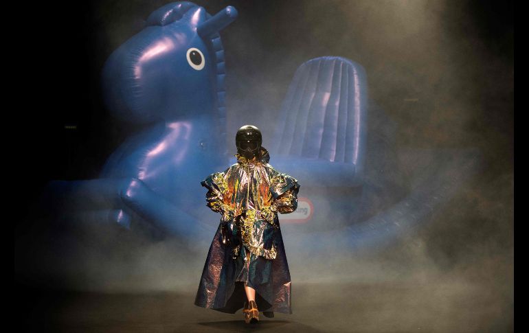 Una modelo presenta diseños de la española Ana Locking en la Semana de la Moda Mercedes Benz en Madrid. AFP/G. Bouys