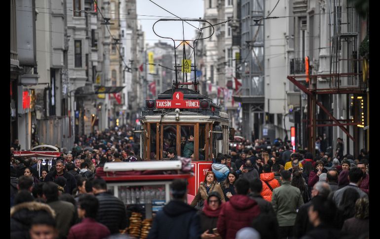 Un tranvía transita entre una multitud en la avenida Istiklal de Estambul, Turquía. AFP/O. Kose