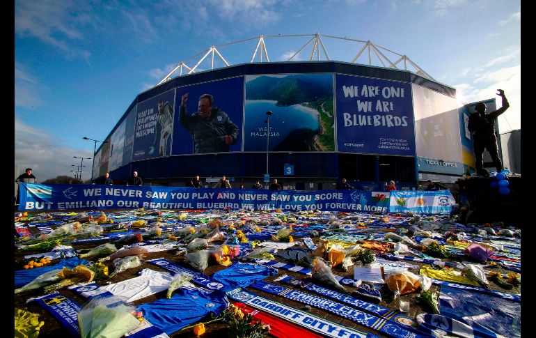 Artículos del Cardiff City, flores y otros tributos dejados afuera del estadio del equipo de futbol en Cardiff, Gales, en recuerdo de Emiliano Sala. El futbolista, nueva contratación del Cardiff City, no ha sido hallado tras la desapareción el lunes del avión en que viajaba a la ciudad. AFP/G. Caddick
