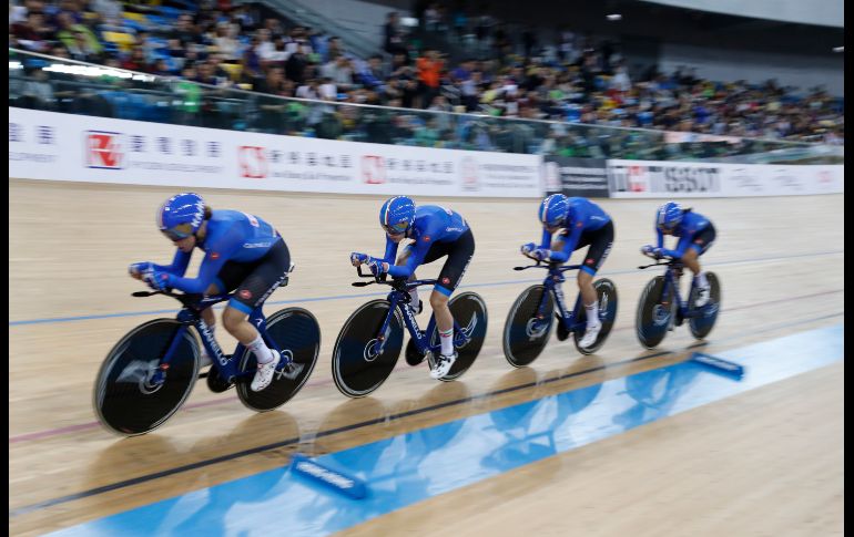 El equipo de Italia compite en la final de persecución por equipos femenil del campeonato mundial de ciclismo de pista en Hong Kong. AP/V. Yu