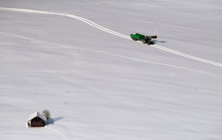 Un tractor transita por un paisaje nevado cerca de la población alemana de Garmisch-Partenkirchen. AFP/C. Stache
